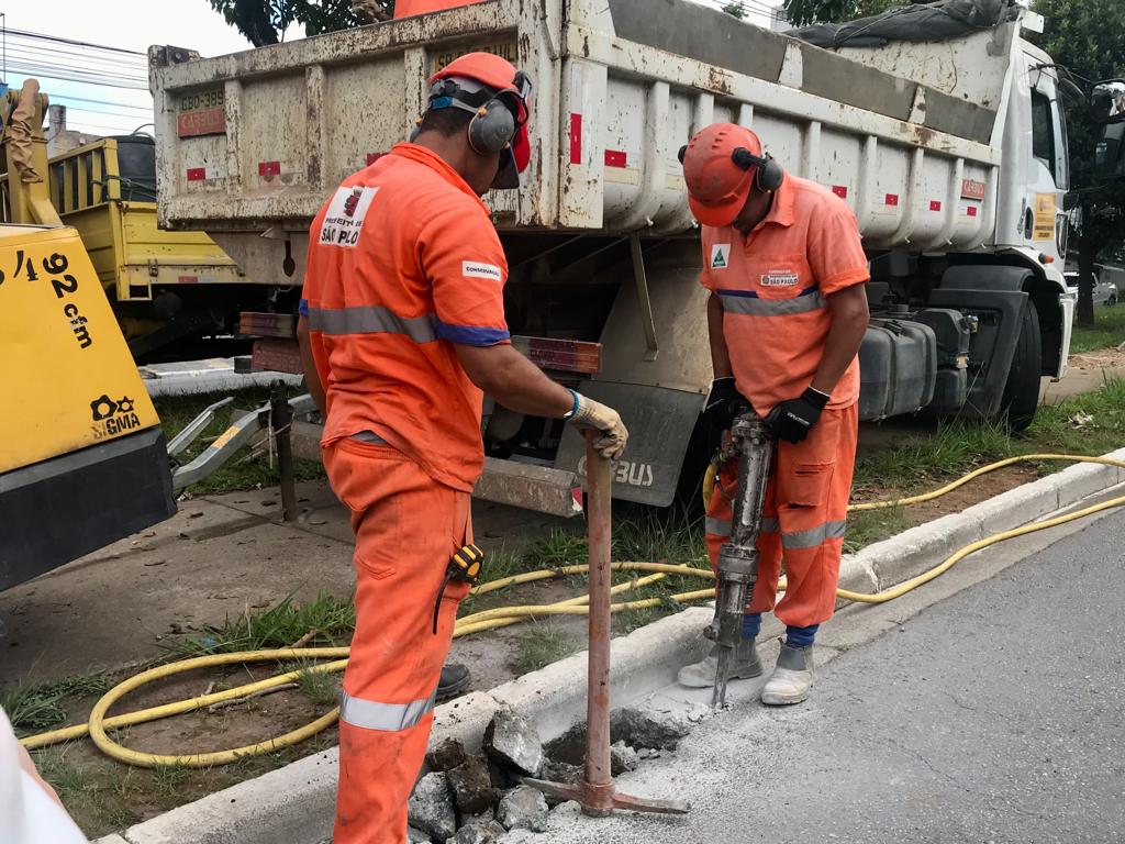 Imagem de funcionários realizando a demolição  e alinhamento de sarjetas